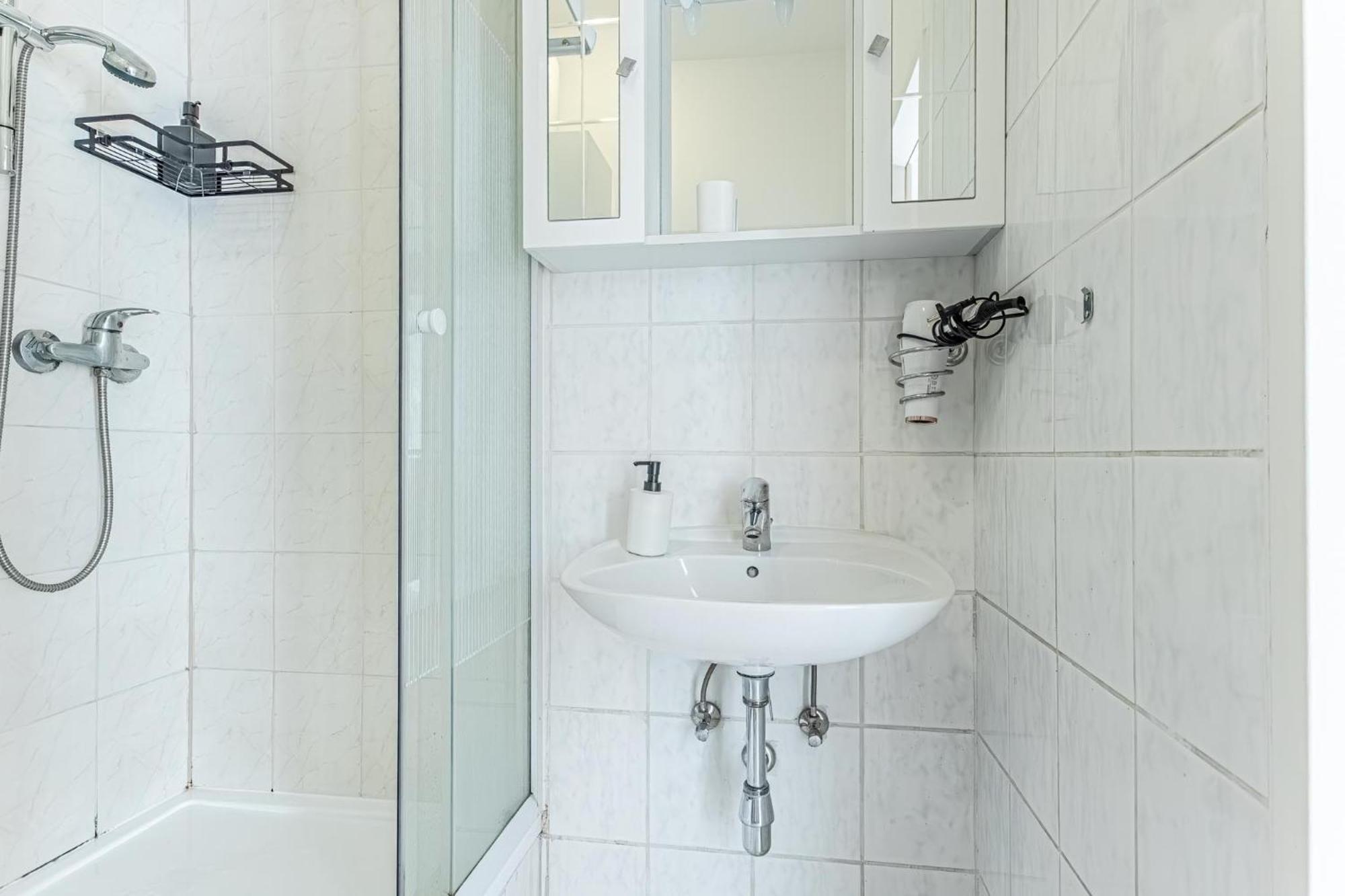City Vibes: 1Br Apt, 10 Min To Westbahnhof Виена Екстериор снимка
