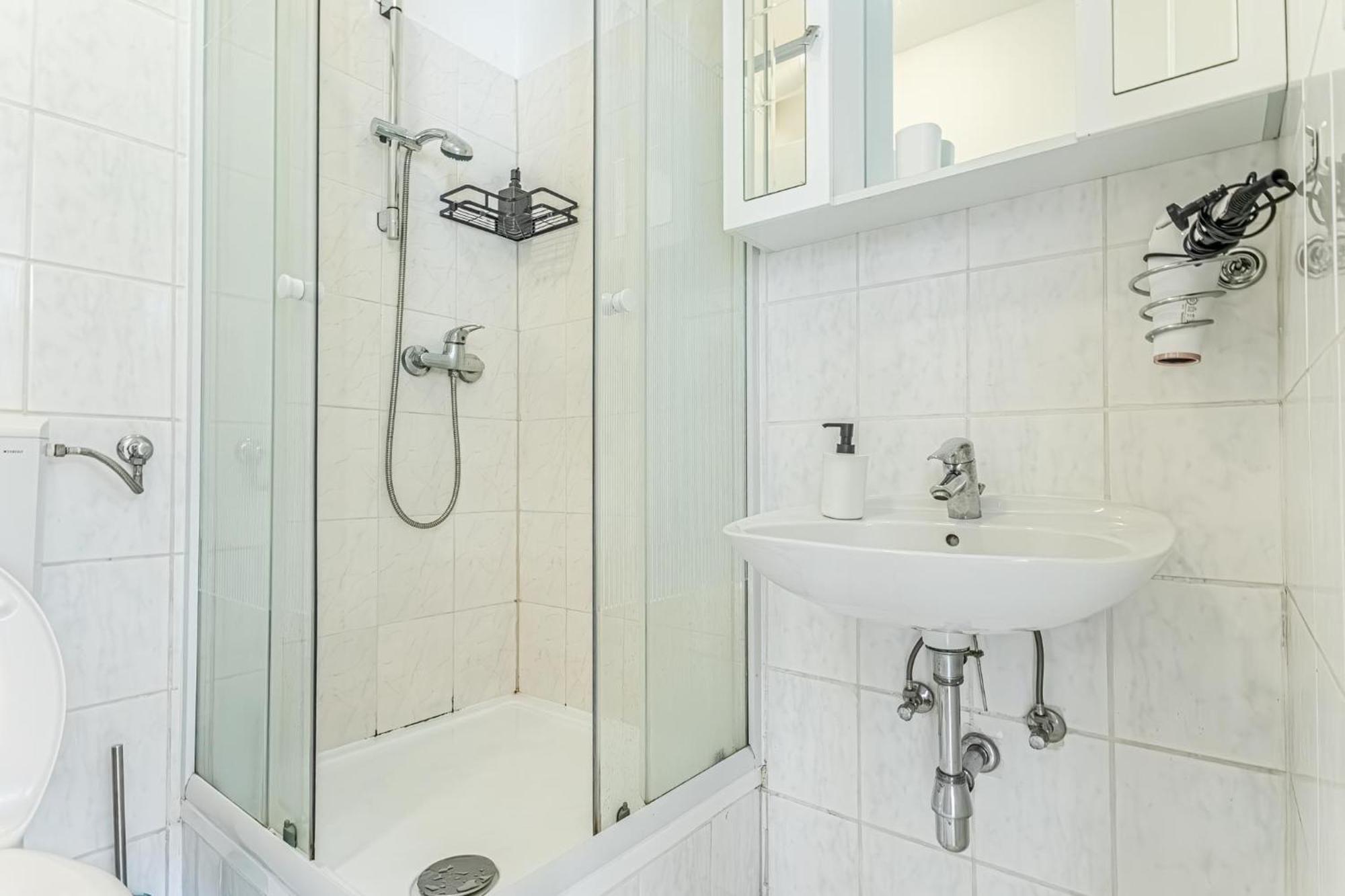 City Vibes: 1Br Apt, 10 Min To Westbahnhof Виена Екстериор снимка