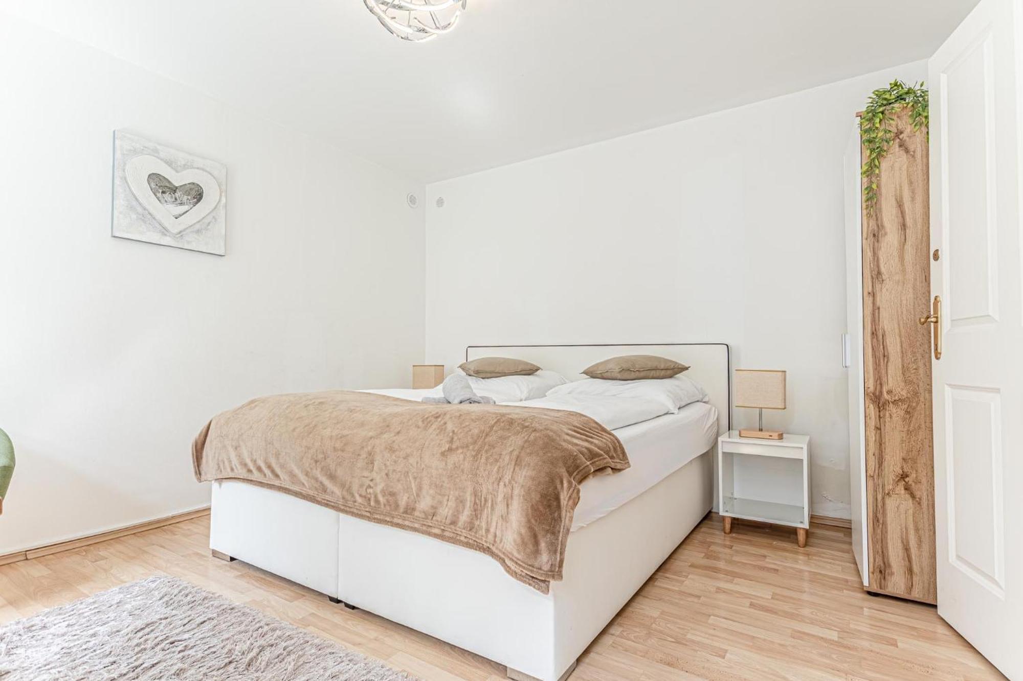 City Vibes: 1Br Apt, 10 Min To Westbahnhof Виена Екстериор снимка