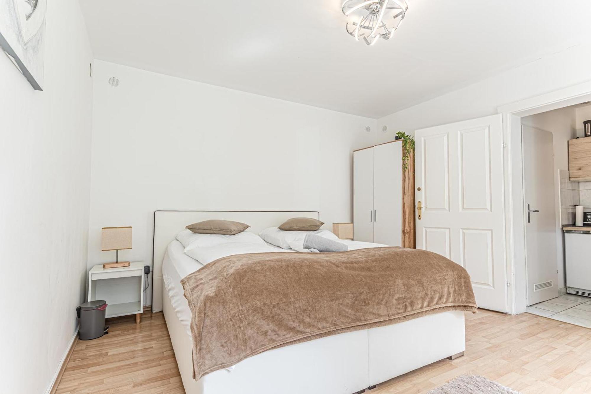City Vibes: 1Br Apt, 10 Min To Westbahnhof Виена Екстериор снимка